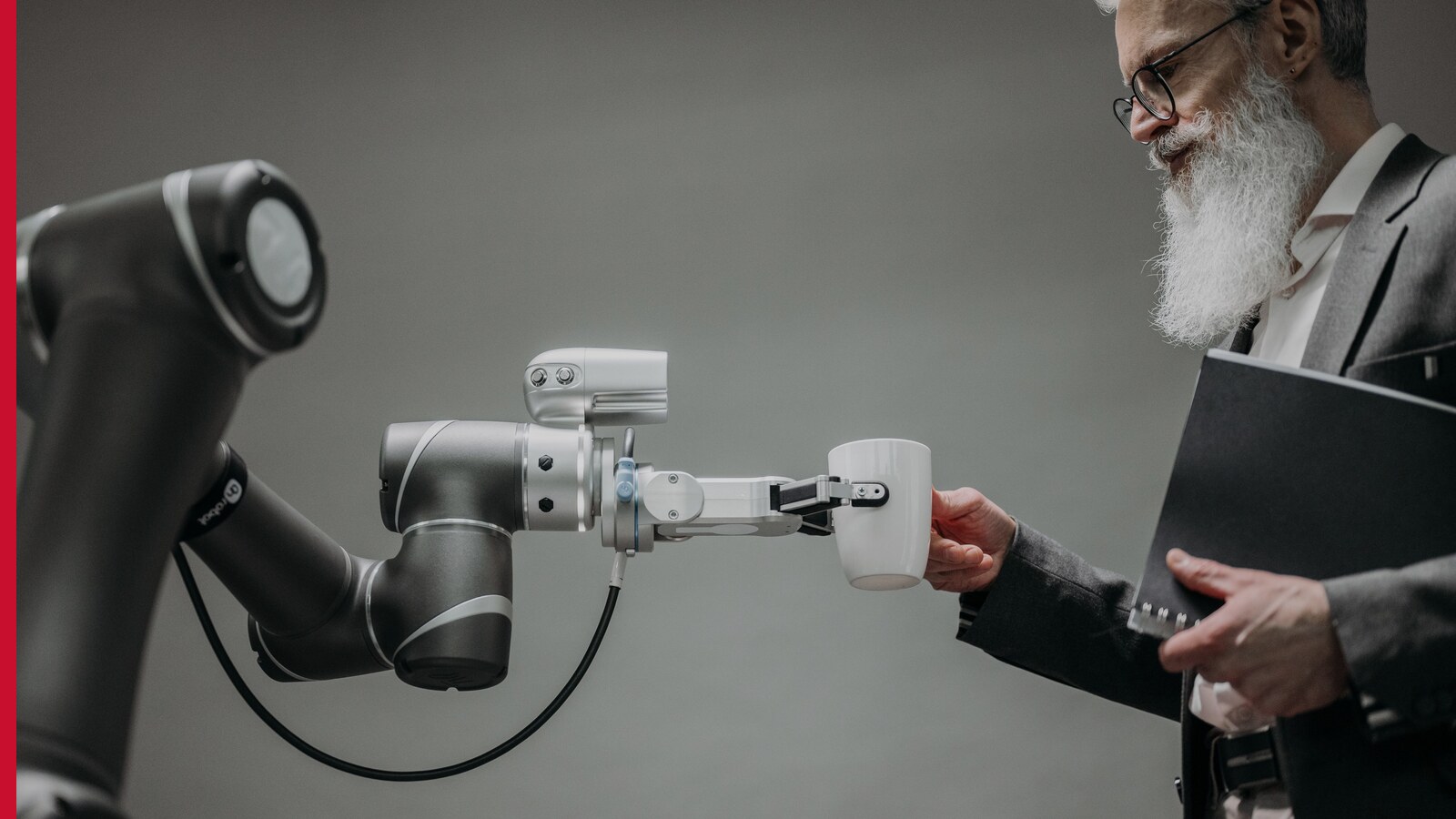 Homme en costume recevant une tasse d’un bras robotisé, illustration d’un projet d’IA en entreprise